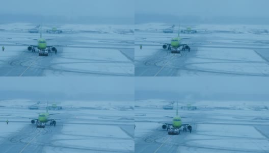 冬季机场为飞机起飞做准备高清在线视频素材下载