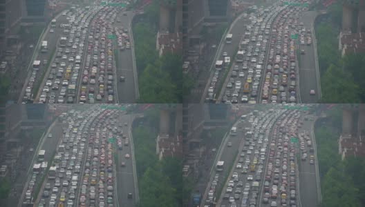 繁忙的亚洲城市中宽阔的高架高速公路。高清在线视频素材下载