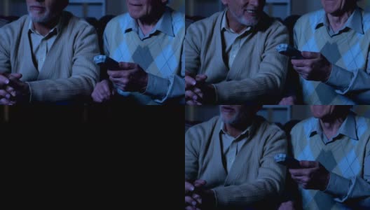 退休男性朋友在敬老院看电影，养老自由时间，放松心情高清在线视频素材下载