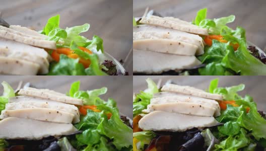 健康新鲜的蔬菜沙拉配水煮鸡胸肉高清在线视频素材下载
