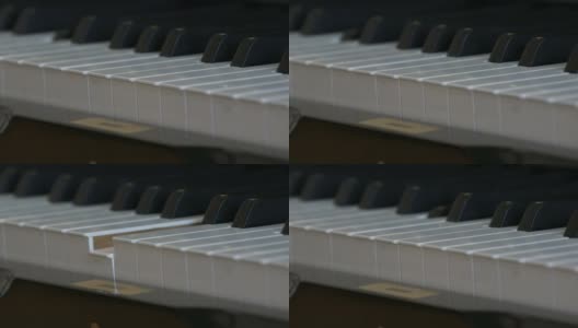 有趣的神秘自弹钢琴。黑白钢琴键，可以自己演奏高清在线视频素材下载