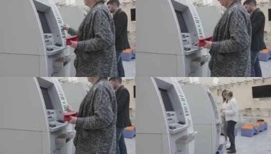 高级女性使用ATM机，手持射击高清在线视频素材下载