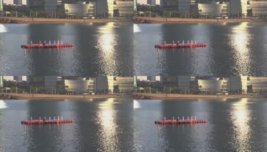 浮筒漂浮在波光粼粼的海面上高清在线视频素材下载