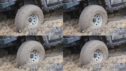 一辆四轮驱动SUV卡在泥泞的越野车里高清在线视频素材下载