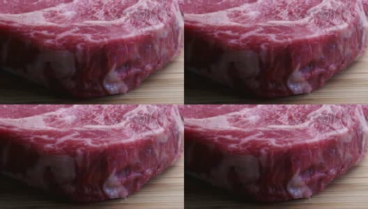 生牛肉肋眼牛排在木板上调味生酮饮食高清在线视频素材下载