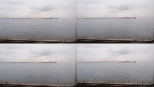 冬雨滴在渡船肮脏的窗户玻璃上。高清在线视频素材下载