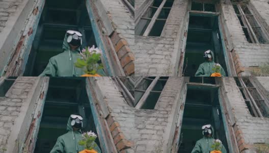 核化学战争后的幸存者。戴着防毒面具的跟踪者沿着废弃的工厂走高清在线视频素材下载