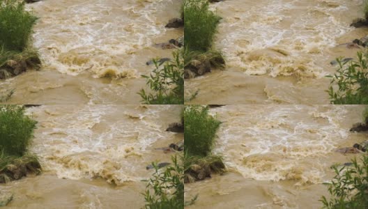 在春季大雨泛滥期间，淤泥河的脏水。高清在线视频素材下载