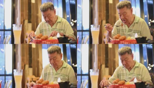 资深亚洲人享受他的晚餐在餐厅高清在线视频素材下载