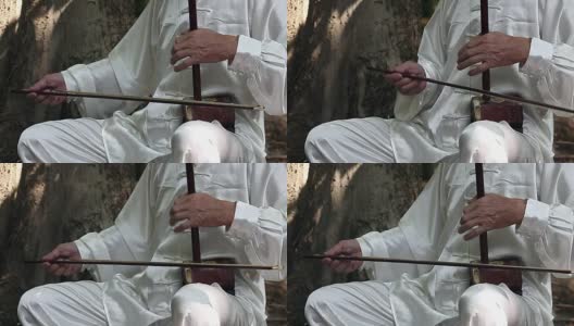 老人在公园里演奏中国传统的二胡高清在线视频素材下载