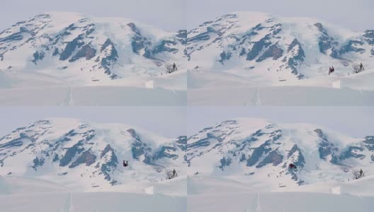 滑雪板空中起飞跳大后空翻大山背景高清在线视频素材下载