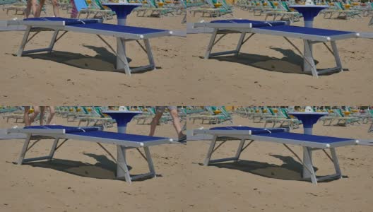亚得里亚海海滩伞和日光浴床高清在线视频素材下载