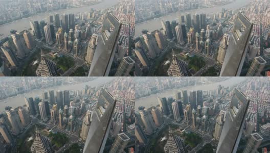 4k时间延时:鸟瞰现代上海城市天际线陆家嘴金融区著名的摩天大楼，交通道路和黄浦江。高清在线视频素材下载