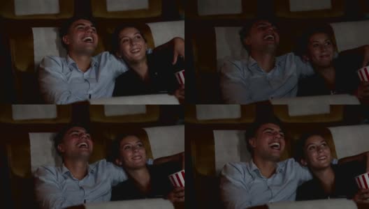 一对年轻夫妇在电影院幸福地看电影高清在线视频素材下载