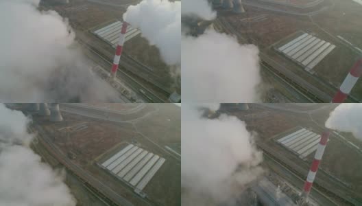 从空中无人机拍摄的煤电厂高高的烟囱冒出的灰色烟雾。用化石燃料发电。生态和自然污染。高清在线视频素材下载