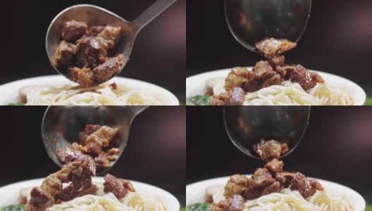 兰州牛肉面，辣椒油和牛肉，慢动作高清在线视频素材下载