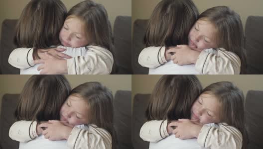 睡醒了穿着睡衣的小女孩快乐地拥抱她的妈妈高清在线视频素材下载