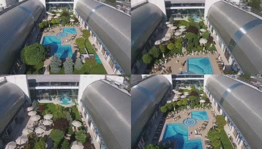 酒店的大片区域有蓝色的游泳池高清在线视频素材下载