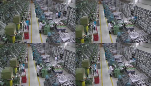 拉丁美洲人在橡胶厂的不同工位工作高清在线视频素材下载