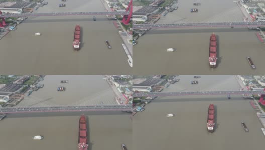 无人机与船只飞过中国上海的桥梁和河流的鸟瞰图高清在线视频素材下载