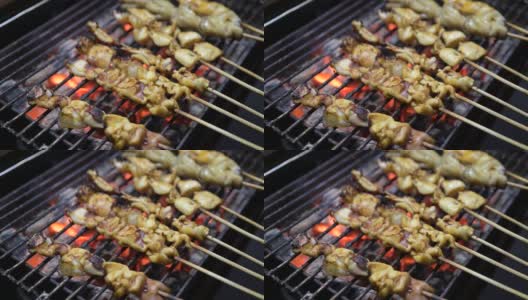 烤架上的烤鱿鱼串是泰国街头美食中著名的菜单高清在线视频素材下载