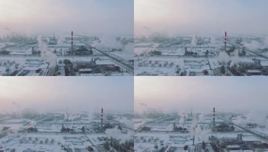 暴风雪天气和降雪。冬季天然气处理厂鸟瞰图。寒冷的早晨在工业区高清在线视频素材下载