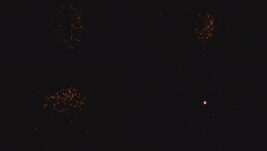 许多美丽的烟花在夜空中缓慢爆炸高清在线视频素材下载