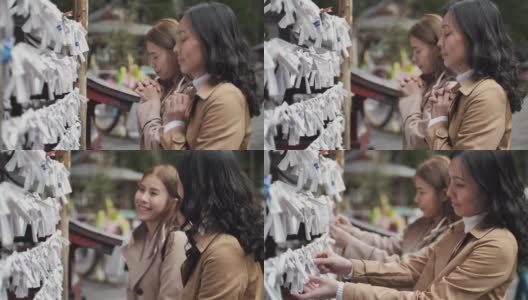两个亚洲女游客在祈祷高清在线视频素材下载
