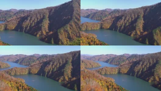 平拍:日本福岛，Tadami, Tagokura大坝上的湖和koyo红叶森林高清在线视频素材下载