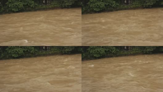 湍急的浑水与河岸高清在线视频素材下载