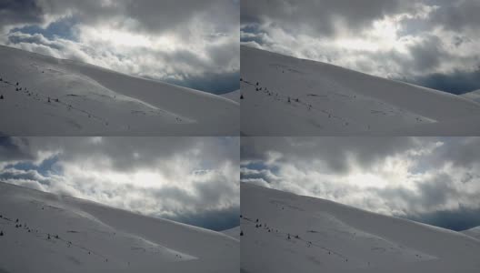壮观的天空和白雪皑皑的群山中的阳光高清在线视频素材下载