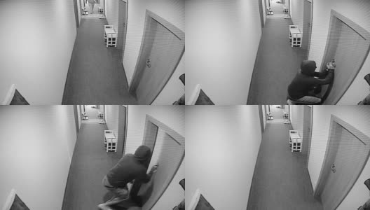 监控录像捕捉到一个小偷差点掉进公寓黑掉公寓门高清在线视频素材下载