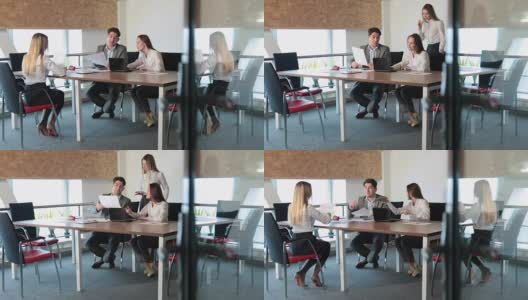 一个男人和两个女孩在办公室工作高清在线视频素材下载