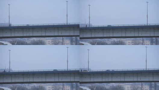 塞尔维亚贝尔格莱德布兰科大桥上的交通状况。侧视图高清在线视频素材下载