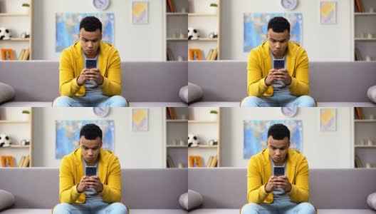 非裔美国青少年在智能手机上玩病毒式游戏，沉迷于电子设备高清在线视频素材下载