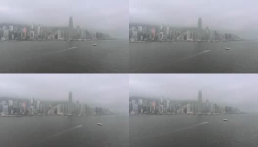 飞越香港维多利亚湾。背景是一座雾中的城市。高清在线视频素材下载