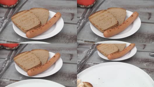 烤煎面包和香肠躺在盘子里。炸面包片上放着融化了的棉花糖。高清在线视频素材下载