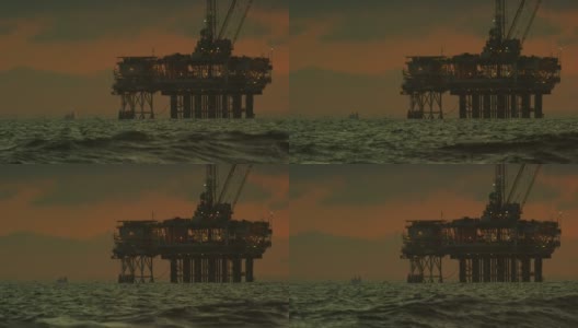 在一个戏剧性的，暴风雨的天空下的日落在前景与海浪的地平线上的几个近海石油钻井平台的慢动作拍摄高清在线视频素材下载