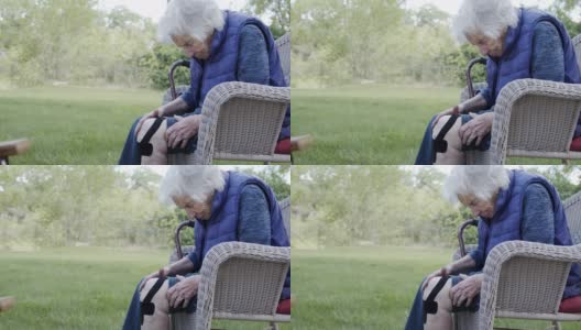 简介拍摄的老年白人妇女的膝盖关节炎疼痛正午户外在夏天高清在线视频素材下载