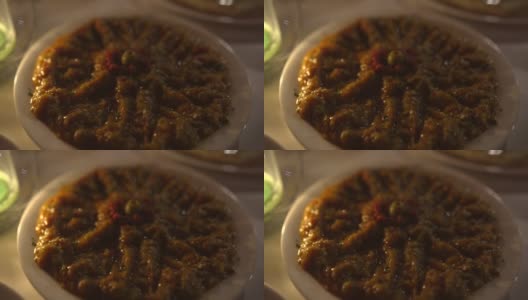 摩洛哥开胃菜，茄子烤胡椒粉，由蜡烛点燃高清在线视频素材下载