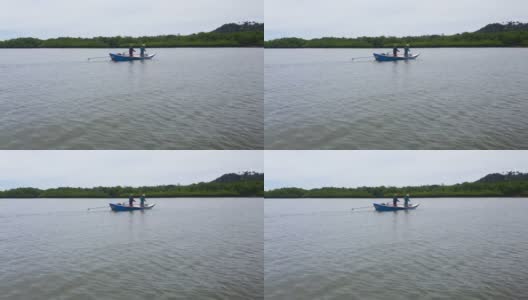 父亲和儿子在河上的船上捕鱼高清在线视频素材下载