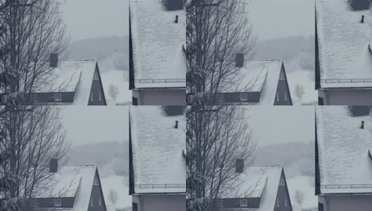 家庭房屋的积雪屋顶。山城街道、村雪灾。高清在线视频素材下载