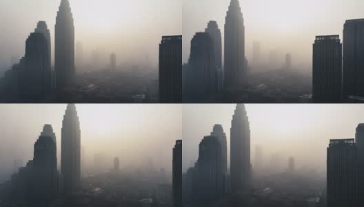 浓雾中城市的鸟瞰图高清在线视频素材下载