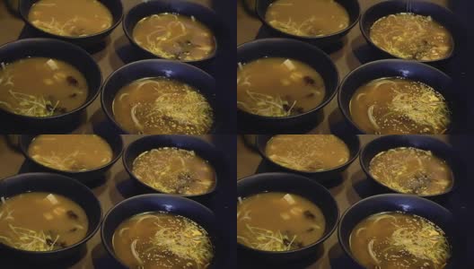 厨师用芝麻装饰味噌汤高清在线视频素材下载