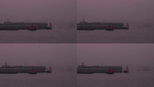 在一个紫色的黄昏，从香港中环天星码头出发的红月神号船高清在线视频素材下载