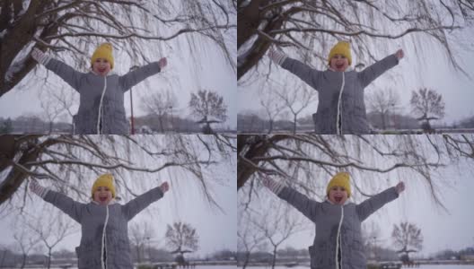 快乐的女孩庆祝第一天下雪高清在线视频素材下载