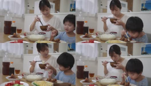 母亲和儿子在家吃午饭高清在线视频素材下载