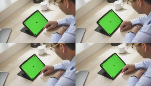 男子使用数字平板绿色屏幕高清在线视频素材下载