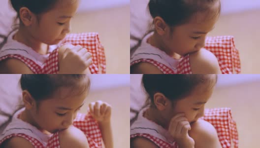 可爱的亚洲小女孩在卧室地板上孤独地哭泣，绝望、沮丧、沮丧和悲伤，这是由于家庭或学校的惩罚，这是暴力问题。高清在线视频素材下载