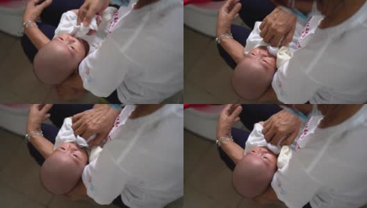 一个亚洲女人在浴室里给孙子洗舌头高清在线视频素材下载